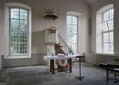 Kirchenaltar und Kanzel